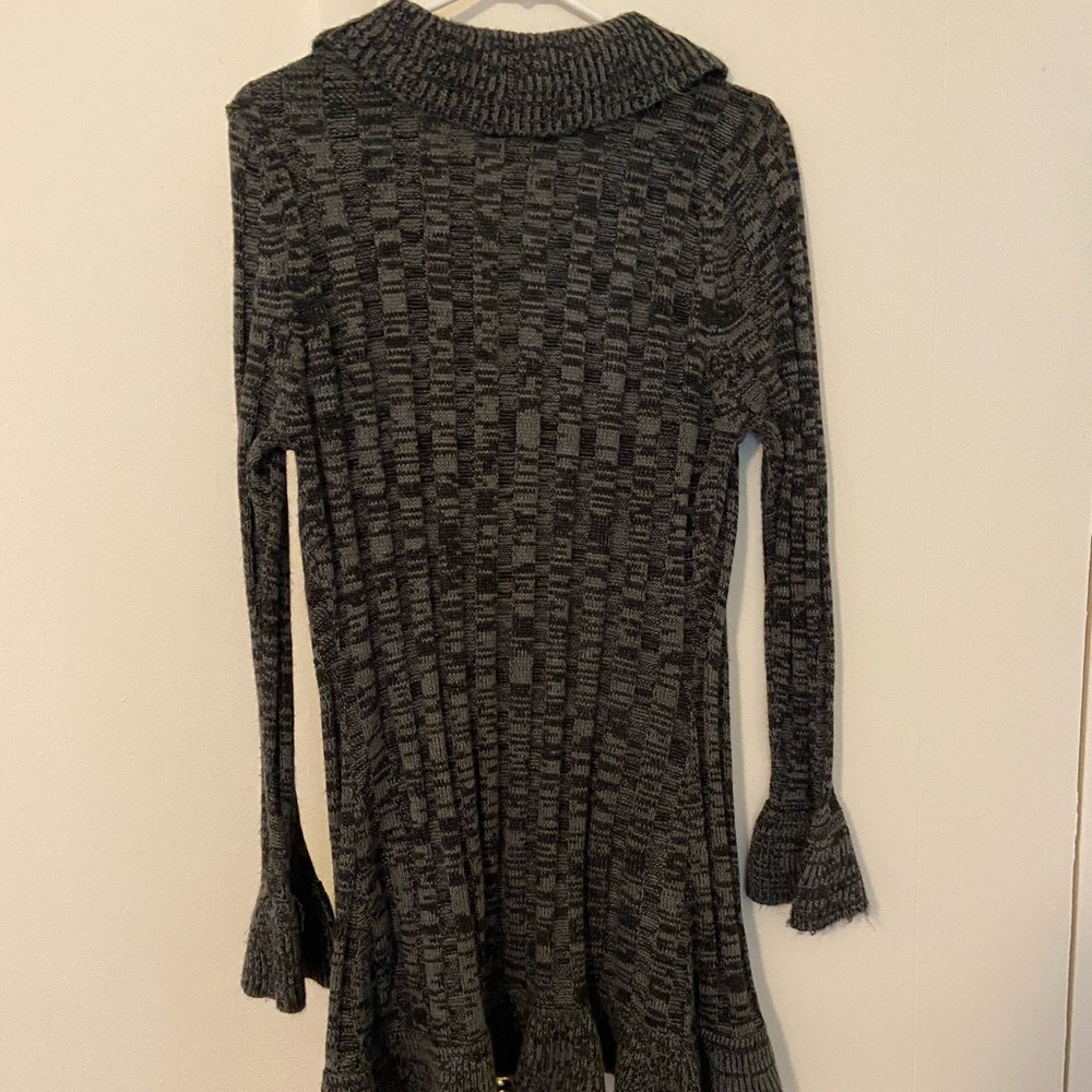 Gray/black sweater